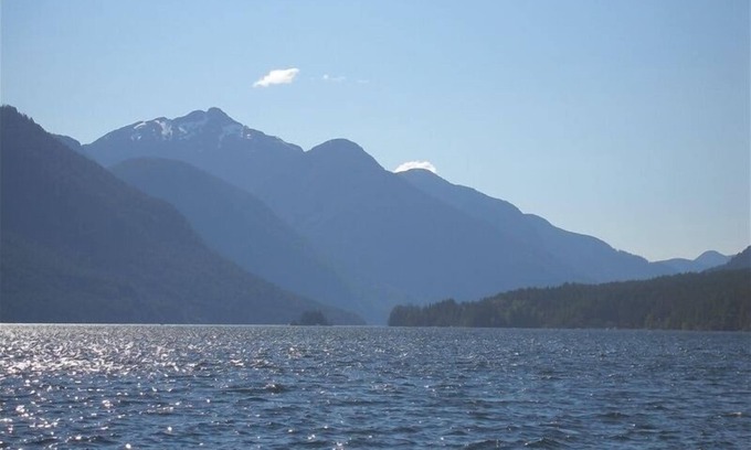 Sproat Lake Casa | Vista de millones de dólares! Claro, limpio lago de garganta. $ 2200. 00 canadienses / semana