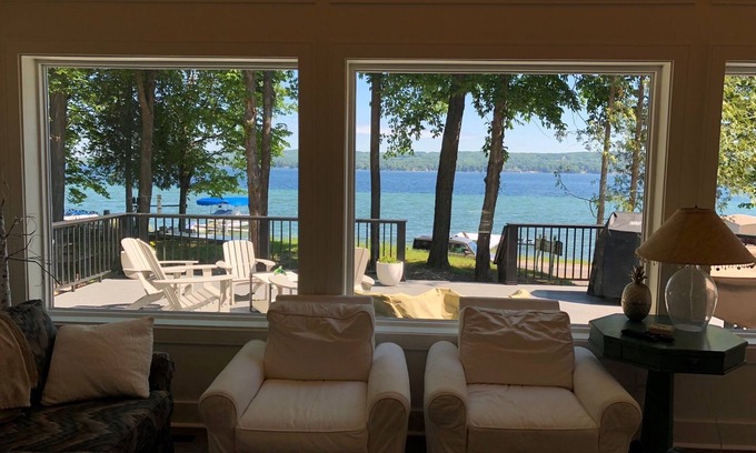 Boyne City Casa | Hermosa casa nueva frente al lago!