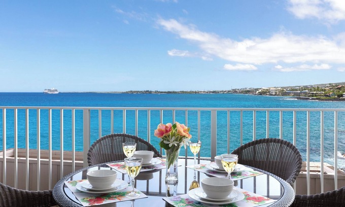 Kailua-Kona Condominio | Million Dollar View from your large private lanai. Month of August discounted.