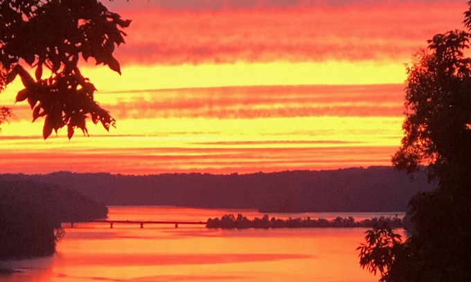 Dickel Casa | Million Dollar Views of Lake Normandy Sunsets- Jacuzzi for Fall/Winter Sunsets!