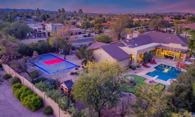 Cactus Acres Casa | MILLONARIOS VILLA DE LUJO! VIVE EN LUJO W / SPORT COURT + PUTTING GREEN + HOT TUB