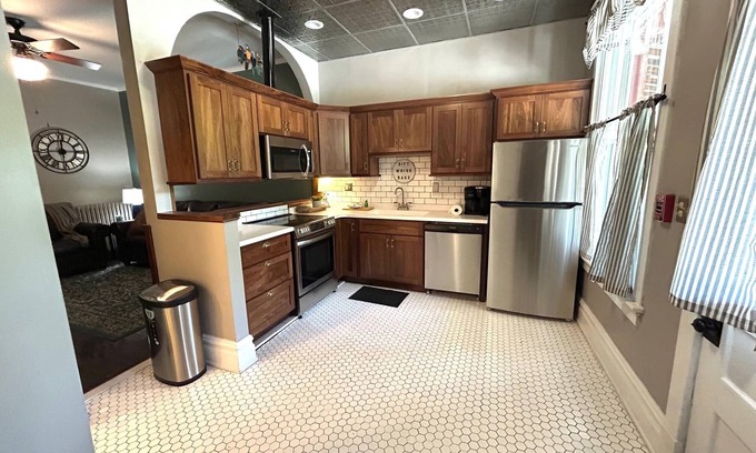 Freeman Apartamento | Millionaire Row, Spacious 3-bedroom apartment with WiFi, in charming Bramwell.