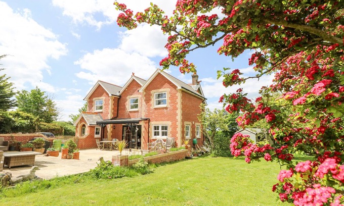 Ventnor Cabaña | MILSTON, pet friendly, character holiday cottage in Chale