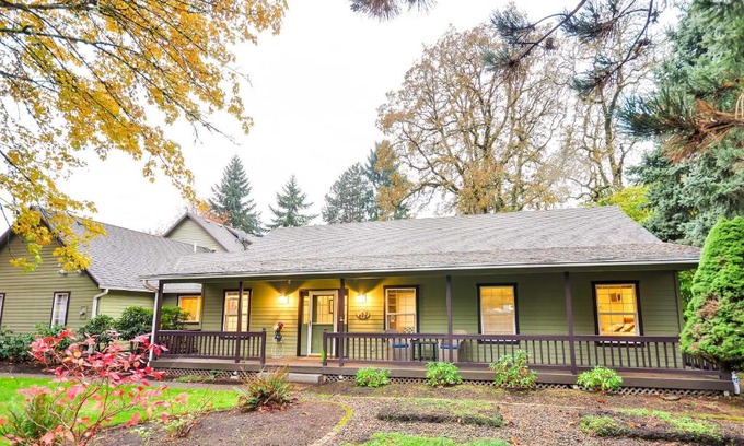 Oak Grove Casa | Milwaukie Home with Covered Porch Dogs Welcome!