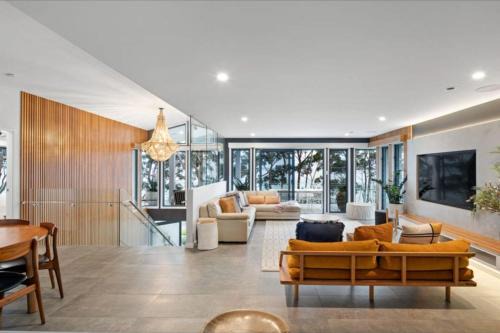 Hyams Beach Casa | Mimosa Lodge - 250m to Chinamans Beach in Jervis Bay!