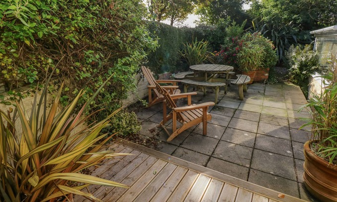 Goodwick Cabaña | MIN Y FFORDD, pet friendly, character holiday cottage in Mathry