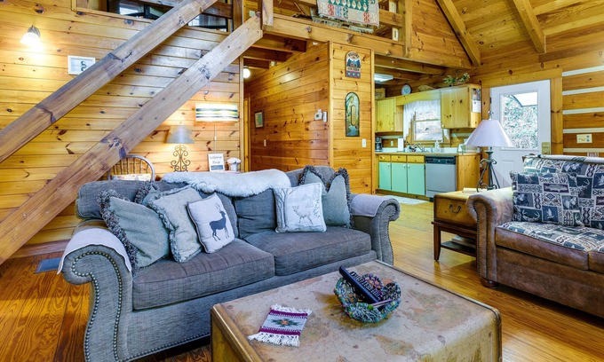Williamstown Cabina | Mineral Bluff Hideaway w/ Hot Tub, Grill, Fire Pit