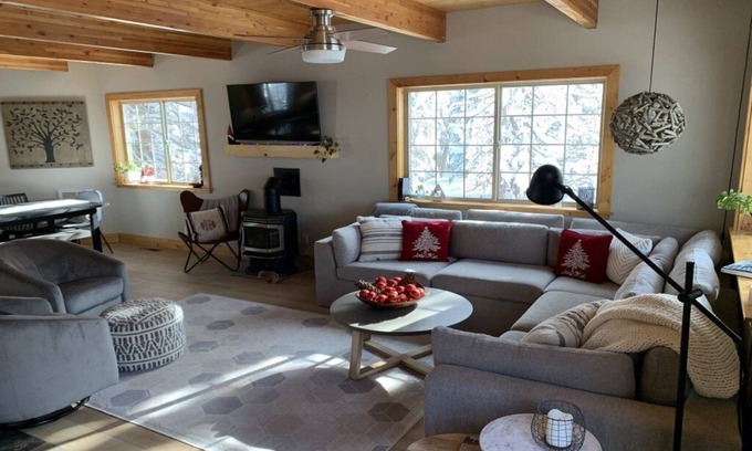 Serene Lakes Casa | Minglewood: Old Tahoe Vibe with Hot Tub- 4bed/3bath