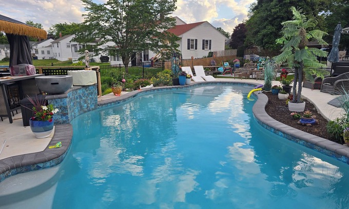 Dover Casa | Mini Aruba Glamper in Dover with WiFi, AC and guest access to backyard oasis