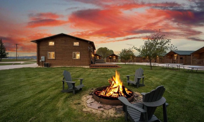 St. Charles Cabina | Mini Cabins Lodge-Hot Tub! AC! Arcades! Air Hockey and Foosball!