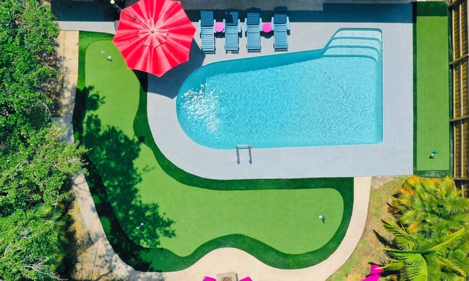 South Pinellas Community Council Casa | Mini golf course, private pool, Grill, Vacation Dream