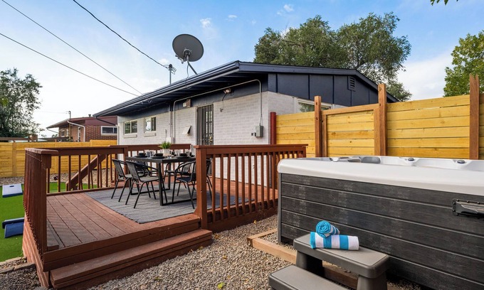 Arvada Plaza Area Casa | Mini Golf Fire Pit Hot Tub, Game House for 14