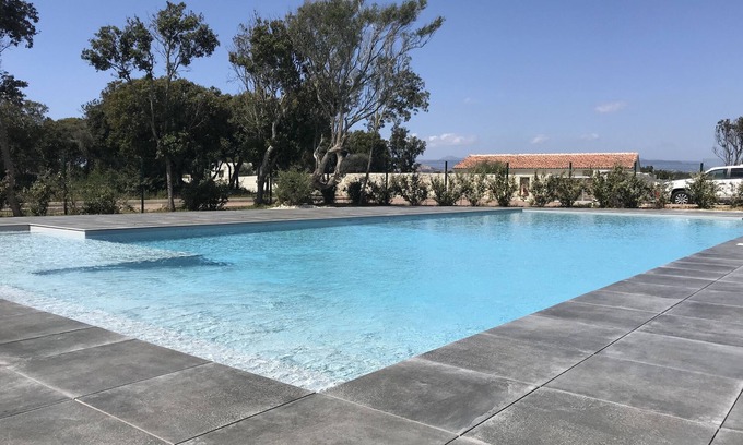 Bonifacio Condominio | Mini villa the top of bonifacio with heated pool