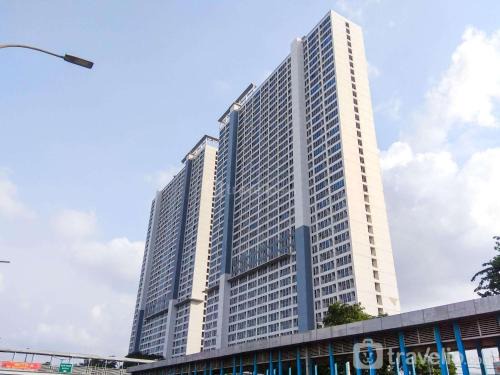 Kayu Putih Apartamento | Minimalist and Fully Furnished Studio Tifolia Apartment By Travelio