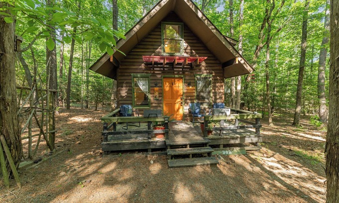Bynum Cabaña | Minimalist Cabin in the wood mins drive to lake