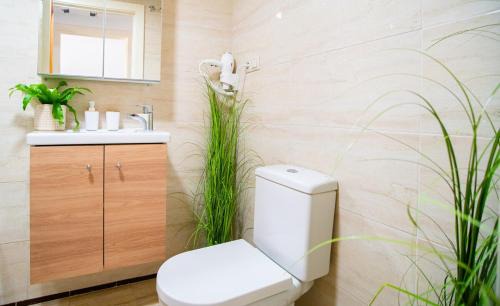 Carretera de Cadiz Apartamento | Minimalist Executive Stay with FREE Parking - Malaga Center