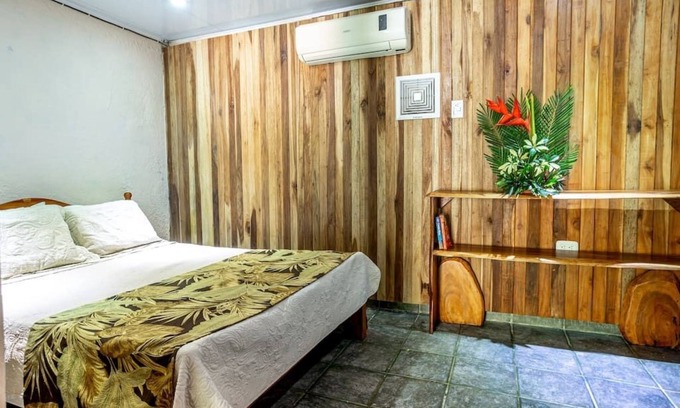 El Cerro Apartamento | Minimalist Garden Cove, 1 Bedroom, With POOL & AC - Rogers Hospitality-Quepos/MA
