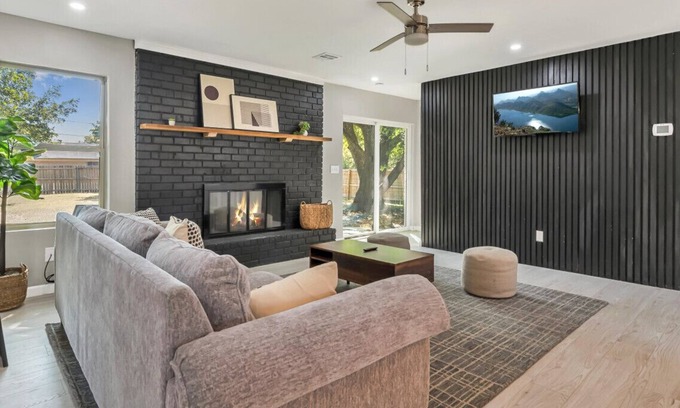 Hewitt Casa | Minimalist Manor | Large yard | 15 min to Magnolia