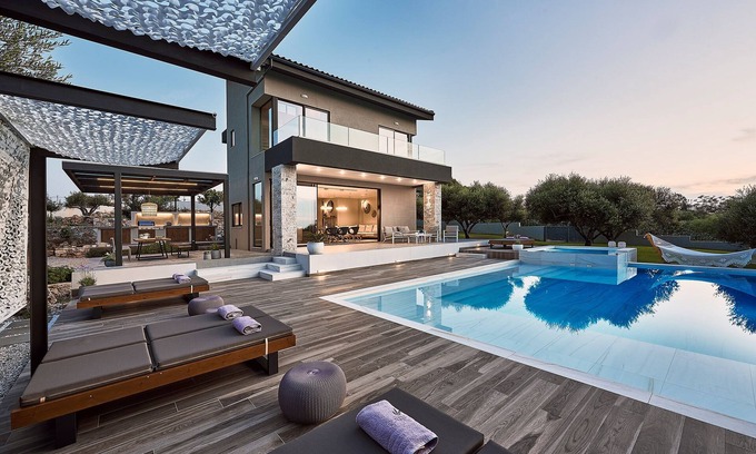 Akrotiri Villa | Nuevo, de alta calidad Villa con tanto una piscina climatizada y de los niños