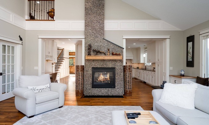 Cedar-Isles-Dean Casa | MINNeSTAY* Dean Parkway Estate Luxury | Spacious