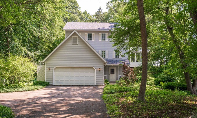 Chaska Casa | MINNeSTAY* Hazeltine Hideaway
