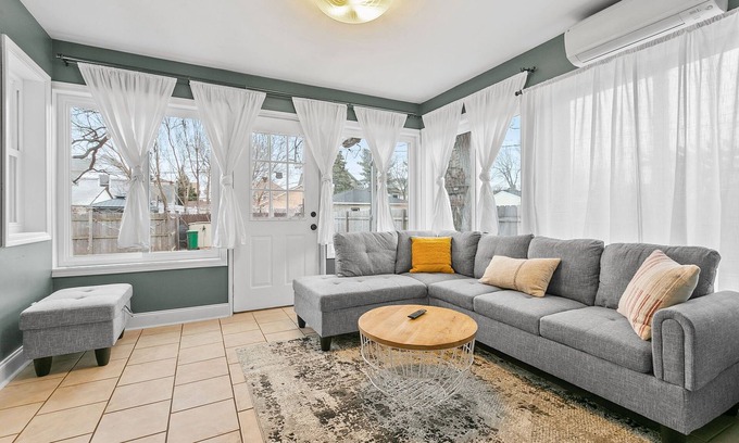 Powderhorn Casa | MINNeSTAY* Lyndale Pleasant Getaway