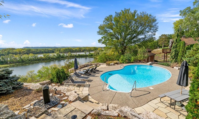 Hager City Casa | MINNeSTAY* Riverfront Inn | Hot Tub