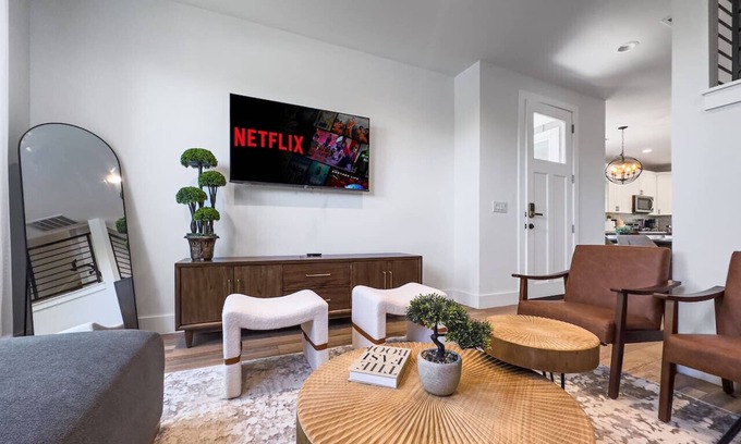 University Hills and Windsor Park Casa | Mins 2 Formula 1/Lux Retreat