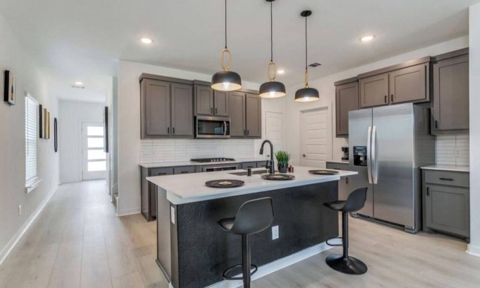 West Dallas Casa | Mins from Downtown, Cool Indoor Games Work Space