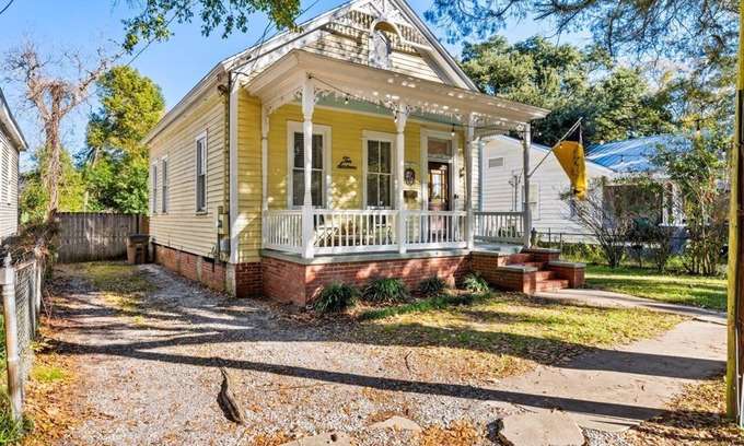 Mobile Cabaña | Mins from downtown entertainment - Pet Friendly Historic Montegeux Cottage