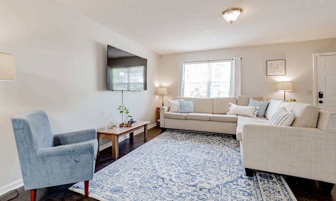 Irmo Casa | Mins from Downtown, I-90 Access-Sweetthorne Solace