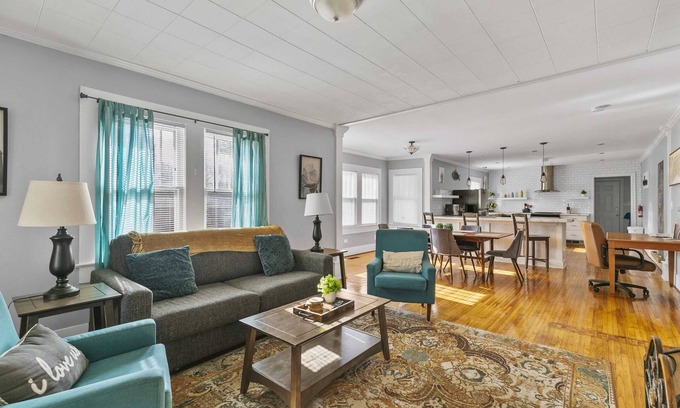 Birmingham Casa | Mins to Airport & Downtown-Beautiful Tarrant Home