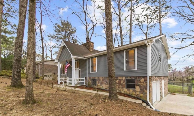 Crestline Heights Casa | Mins to Airport-Pool- Lake View-Newly Renovated!