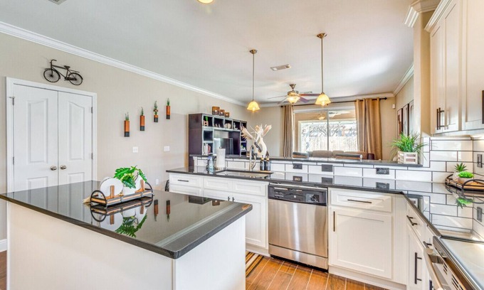Mary Esther Apartamento | Mins to Beach Pet Friendly Private Yard WiFi