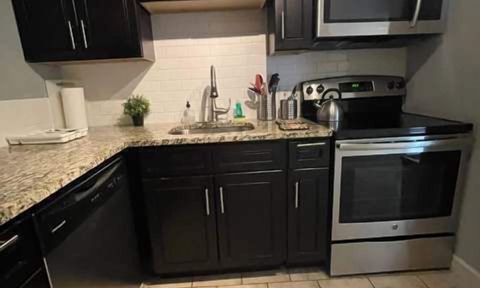 DeBaliviere Place Apartamento | Mins to BJ Hospital, WashU, Forest Park | 2BR W&D