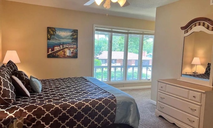 Quincy Casa | Mins to Blessing Hospital*Miss River* Country Club