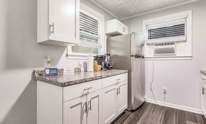 South Pensacola Casa | Mins to Downtown! Carriage House - Pensacola Pearl