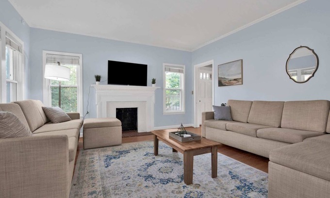 Terry Sanford Casa | Mins to Downtown & Ft Bragg! Crafty in Haymount