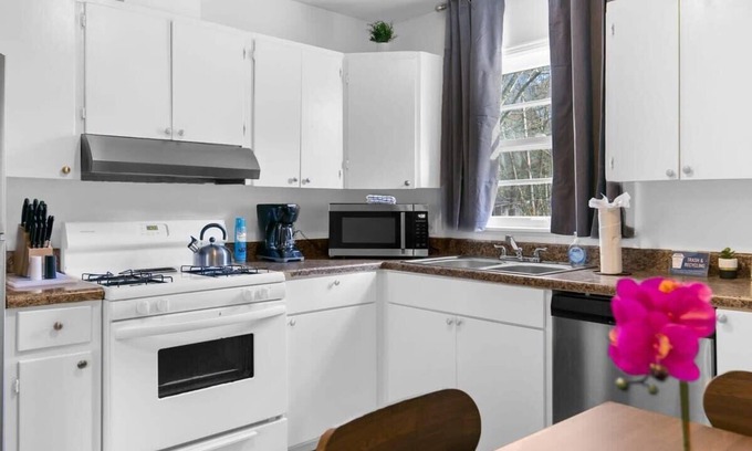 New Castle Casa | Mins to Hospital, Airport, & Dining- Rooms on Rose