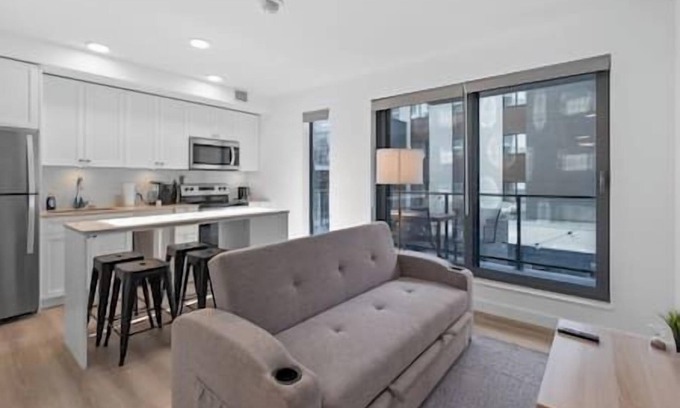 Crescent Heights Apartamento | Mins to Saddledome | Rooftop Patio | Sofa Bed