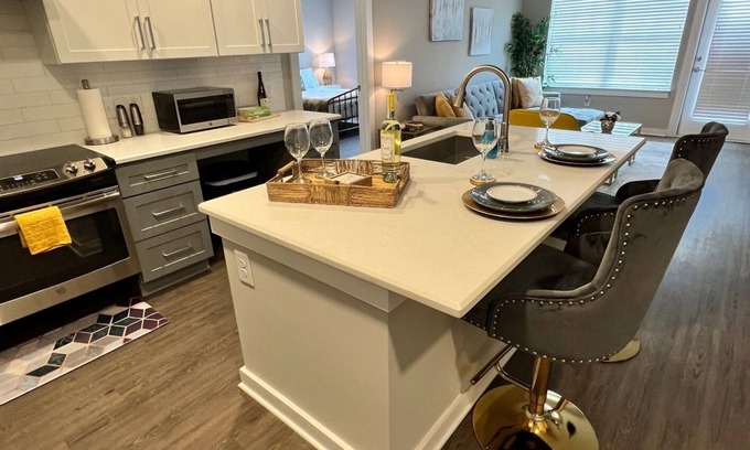 Paw Creek Apartamento | Mins to theme park and Top Golf! Shopping & food. Family-sized condo w/workspace
