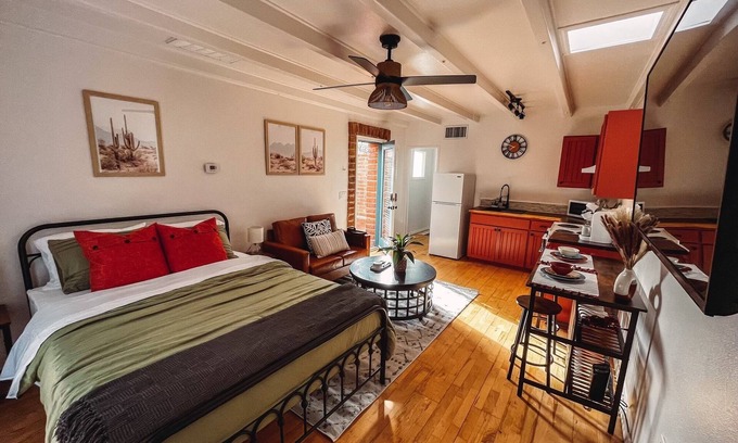 West University Apartamento | Mins to UA, 4th, Downtown