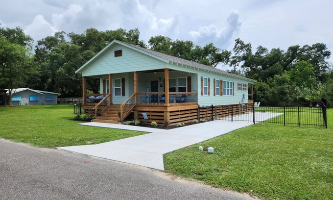 Gulfport Cabaña | "MINT TO SEA" New Beach Cottage with porch views - 900 ft from the beach!