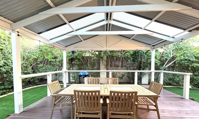 Templestowe Lower Casa | Minutes away from local shopping district and the Westfield Doncaster