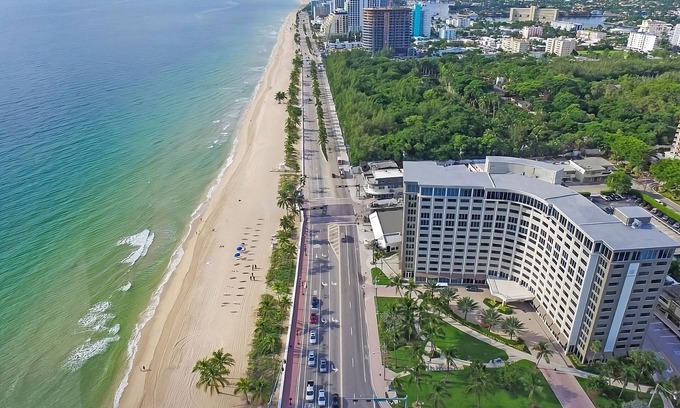 East Fort Lauderdale Hotel | Minutes Away from Riverwalk Fort Lauderdale! 3 Contemporary Suites w/ Park View!