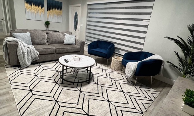 Pembroke Park Casa | Minutes from beaches, airports & stadium.