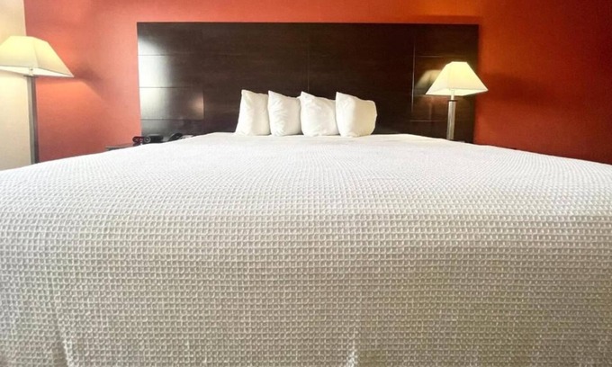 Cuero Casa | Minutes from Cuero Municipal Golf Course! Unit w/ Kitchenette, FREE Parking!