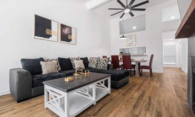 Euless Condominio | Minutes from DFW & AT&T stadium. Cozy modern retreat