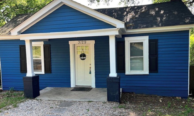 Earlewood Casa | Minutes From Downtown, King, Pets, Fenced Yard