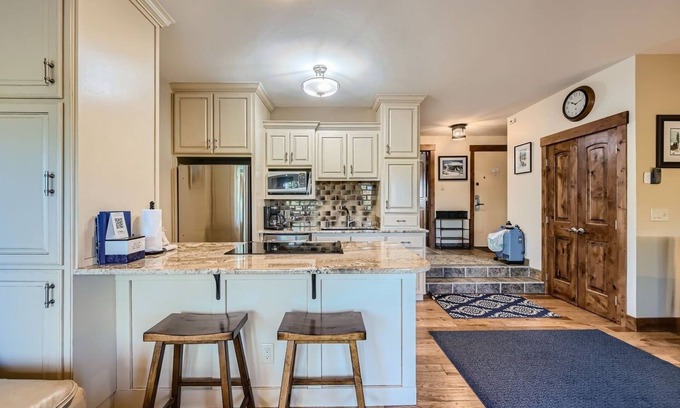 Summit Cove Condominio | Minutes From Fun-come Relax And Have A Blast! Flexible Cancellation 1 Bedroom Condo by RedAwning